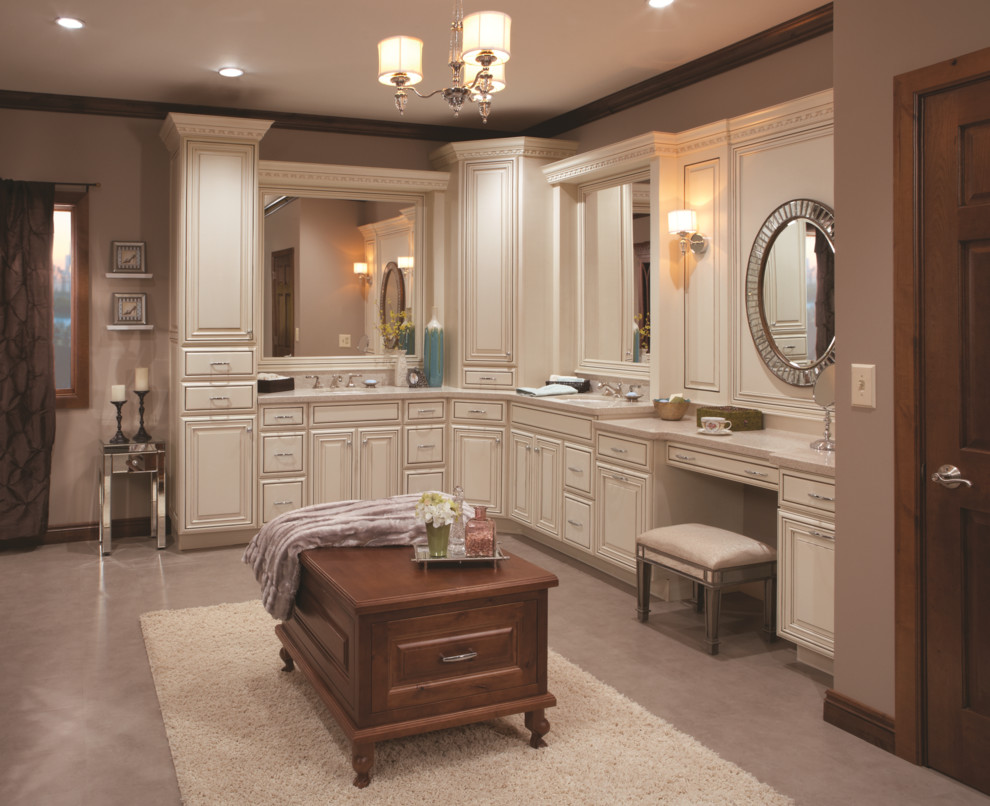 Idéer för att renovera ett stort vintage en-suite badrum, med vita skåp och beige väggar