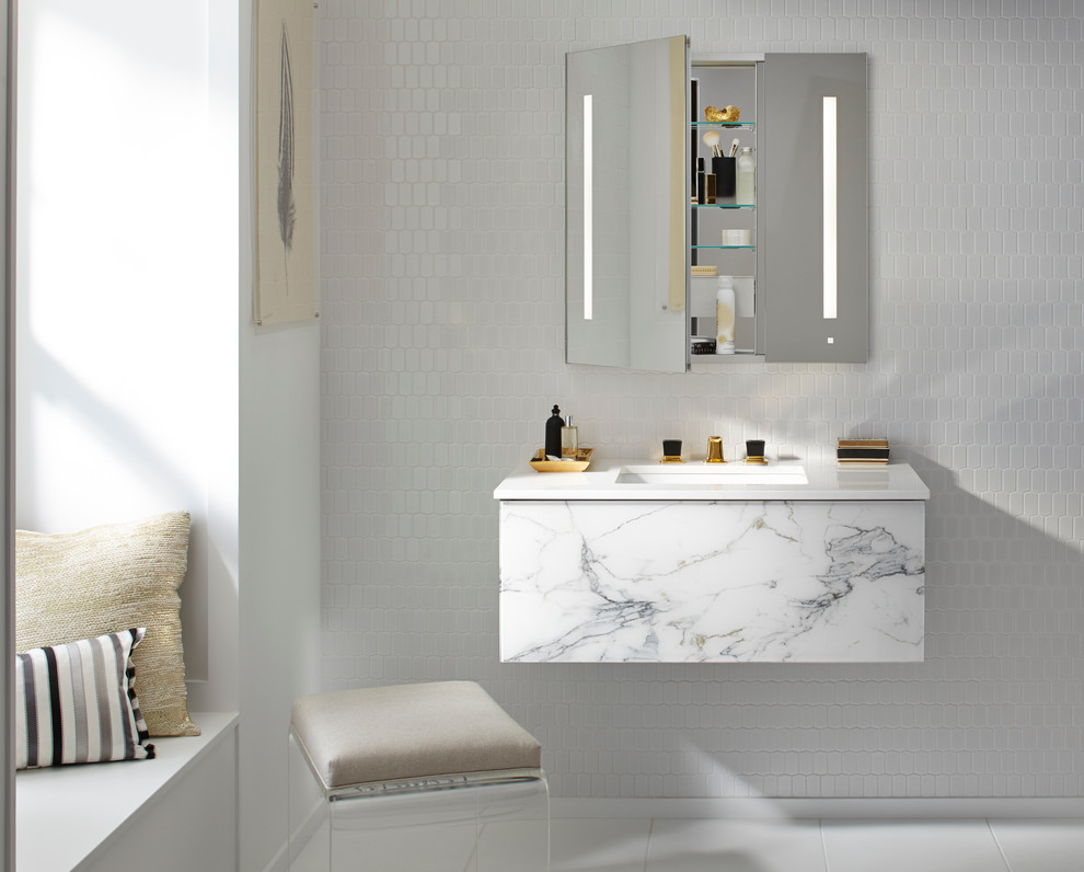 Foto di una stanza da bagno stile marino con piastrelle bianche, piastrelle in ceramica e top in quarzo composito