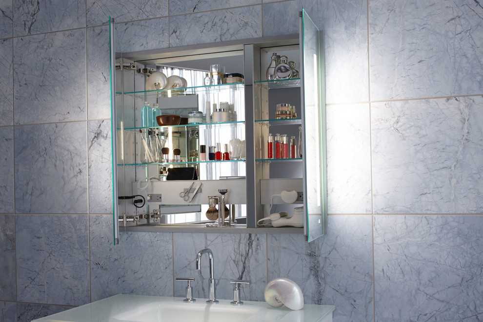 Idee per una stanza da bagno stile marino con piastrelle blu, piastrelle in pietra e top in vetro