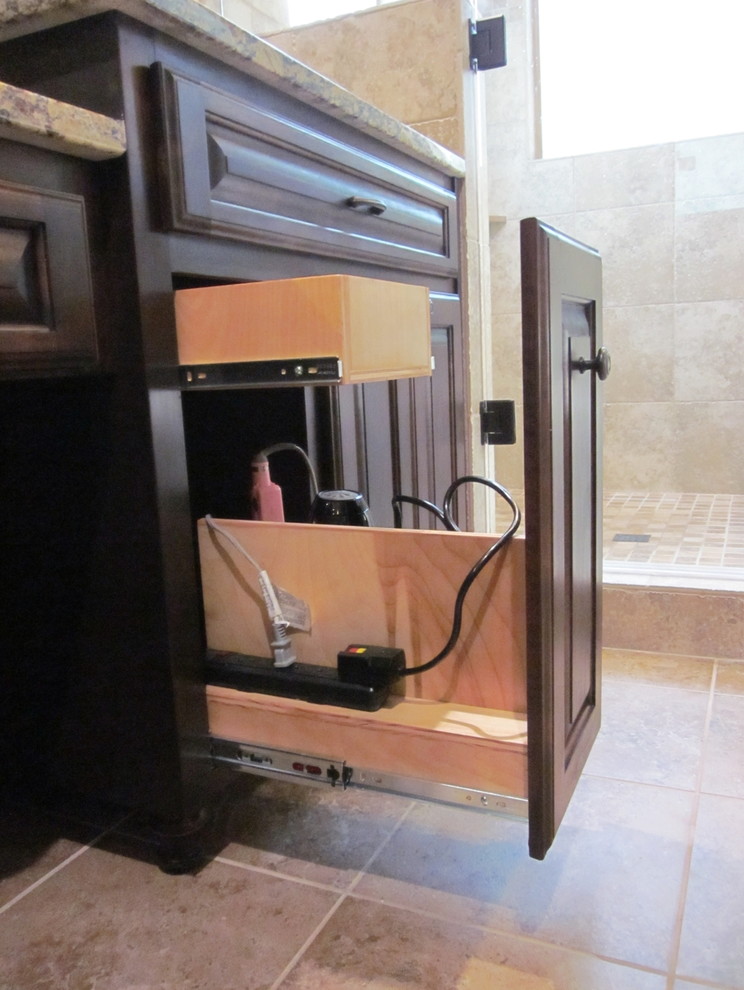 Esempio di una grande stanza da bagno padronale chic con ante con bugna sagomata, ante in legno bruno e top in granito