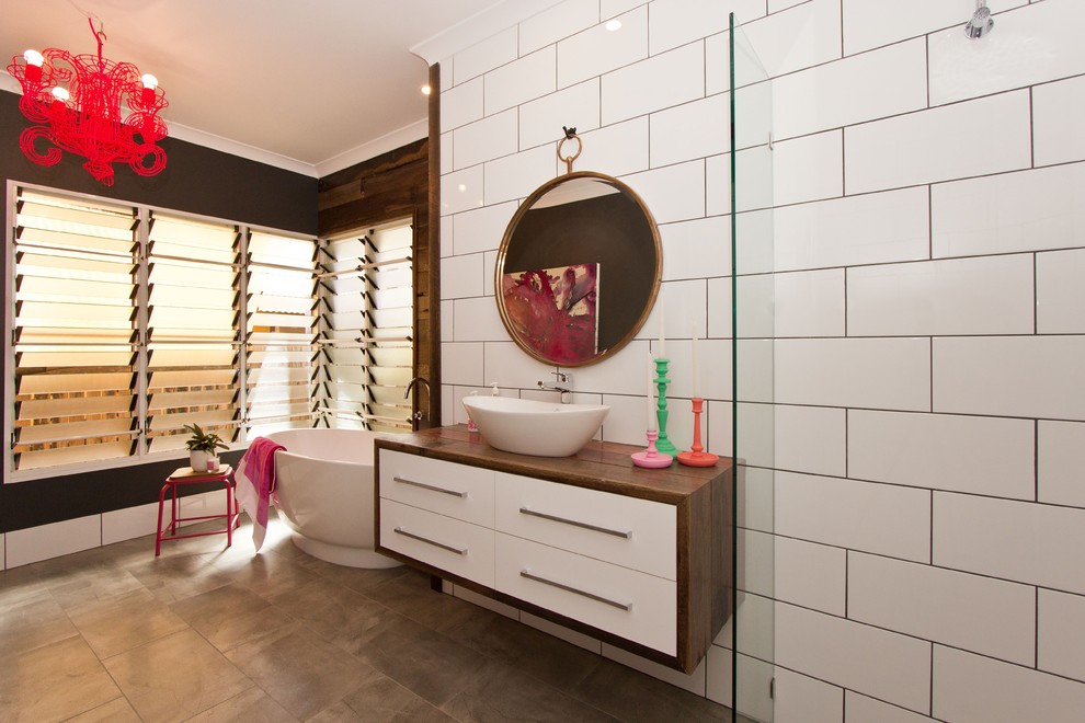 Свежая идея для дизайна: главная ванная комната среднего размера в современном стиле с столешницей из дерева, отдельно стоящей ванной, белой плиткой, плиткой кабанчик, настольной раковиной, белыми фасадами, открытым душем, черными стенами и полом из керамогранита - отличное фото интерьера