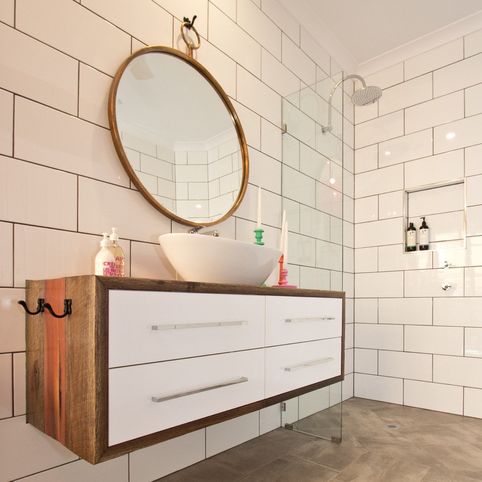 Foto de cuarto de baño principal actual de tamaño medio con encimera de madera, bañera exenta, baldosas y/o azulejos blancos y baldosas y/o azulejos de cemento