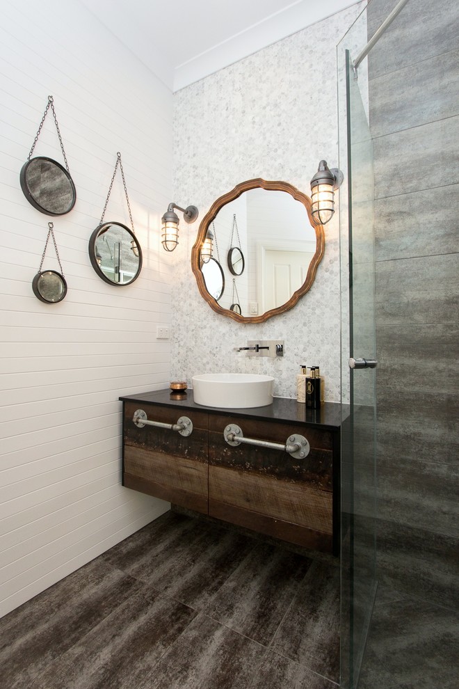 Exemple d'une salle de bain chic en bois foncé de taille moyenne avec une vasque et une douche d'angle.