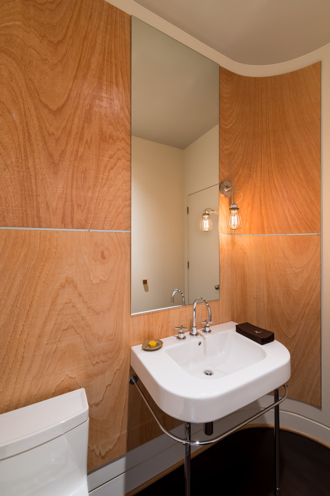 Idée de décoration pour une salle de bain design avec un lavabo suspendu, WC à poser et un sol en carrelage de porcelaine.