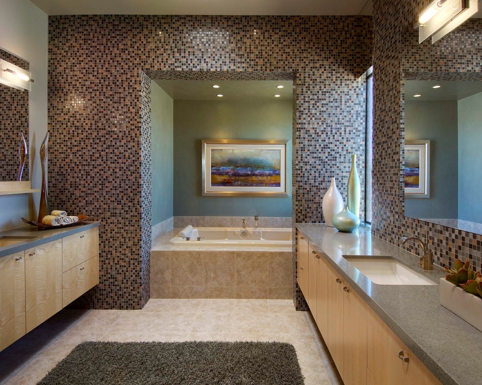 Esempio di una stanza da bagno minimalista con lavabo sottopiano, ante lisce, ante in legno chiaro e top in quarzite