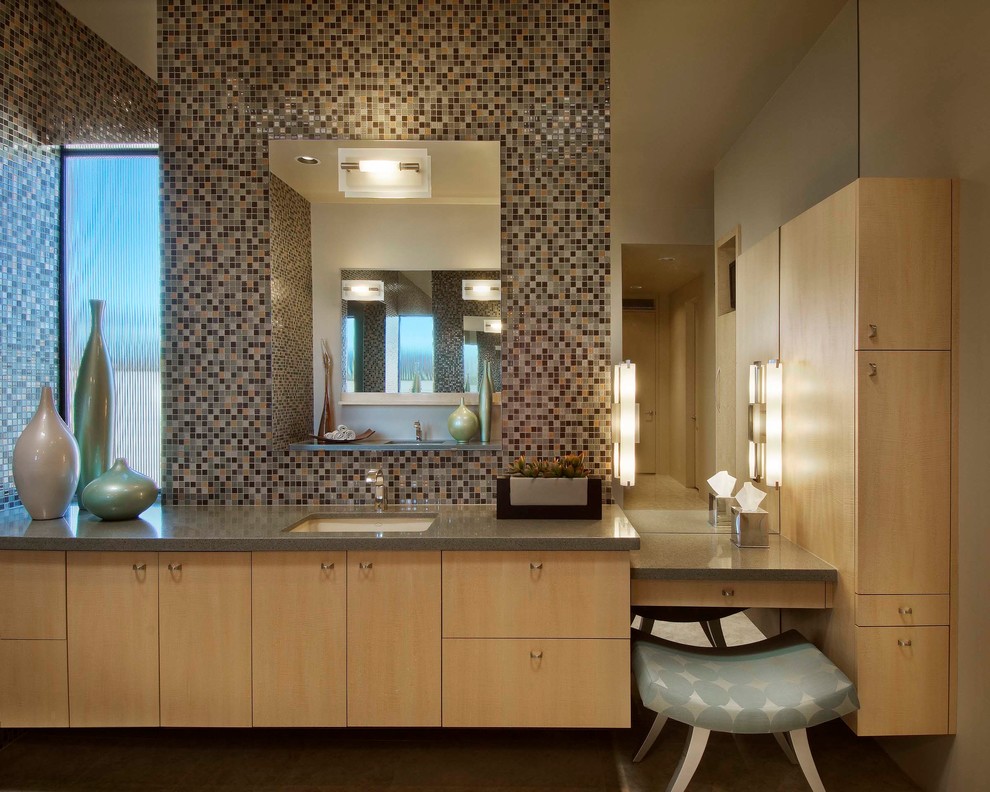 Стильный дизайн: огромная ванная комната в стиле модернизм с врезной раковиной, плоскими фасадами, столешницей из искусственного кварца, светлыми деревянными фасадами и разноцветной плиткой - последний тренд