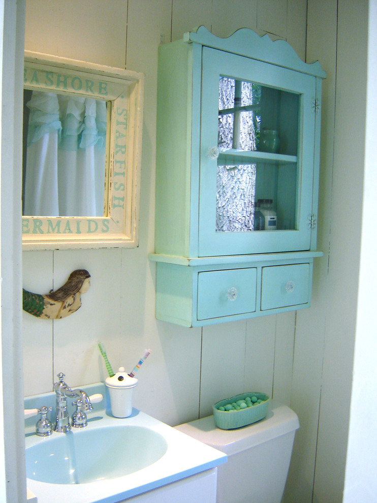 Cette image montre une petite salle de bain principale style shabby chic avec un mur blanc et parquet peint.
