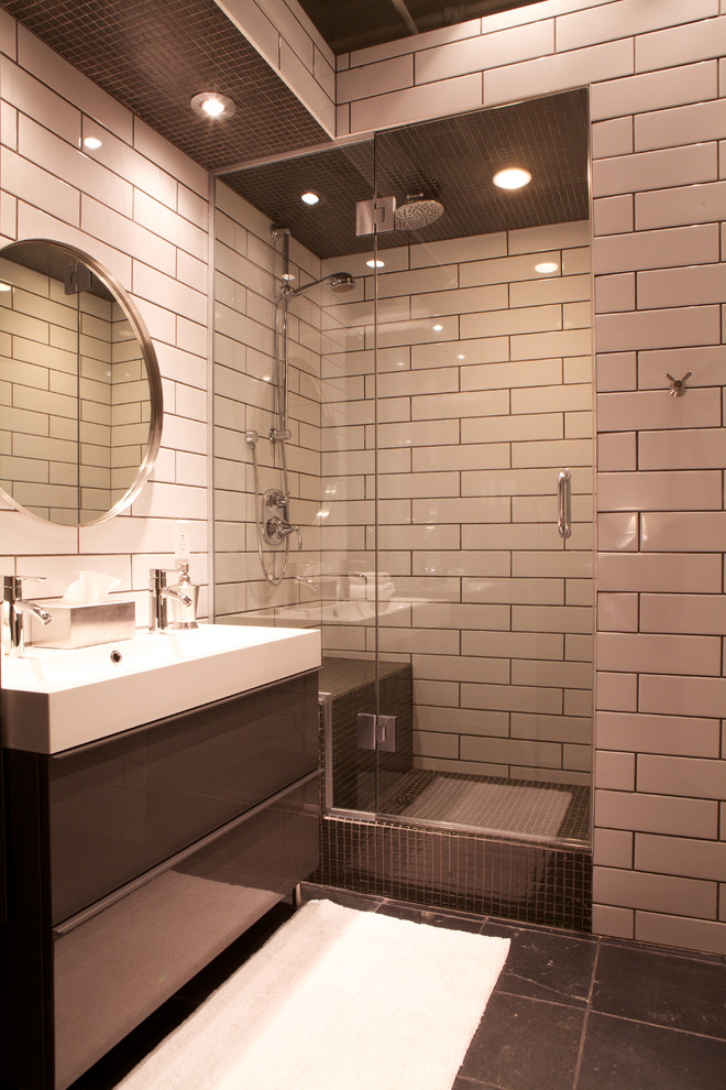 Inspiration för ett funkis en-suite badrum, med ett avlångt handfat, släta luckor, grå skåp, beige kakel, keramikplattor och skiffergolv