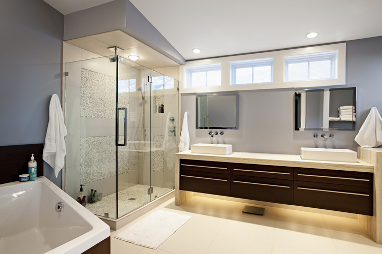 Immagine di una grande stanza da bagno padronale minimal con lavabo a bacinella, ante lisce, ante in legno bruno, doccia ad angolo, piastrelle beige, pareti blu e vasca da incasso