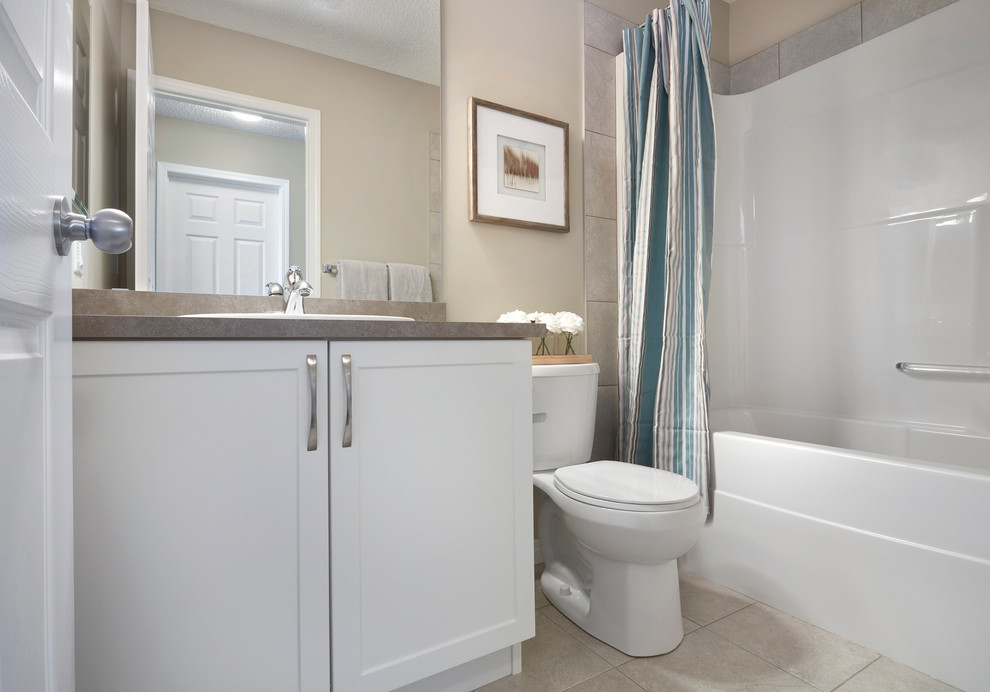 Стильный дизайн: детская ванная комната среднего размера в морском стиле с белыми фасадами, душем над ванной, бежевой плиткой, керамической плиткой, полом из керамической плитки и столешницей из ламината - последний тренд