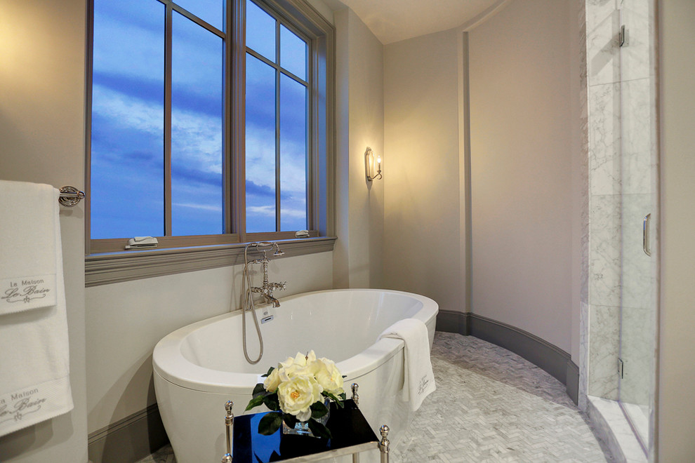 На фото: большая главная ванная комната в классическом стиле с фасадами с выступающей филенкой, коричневыми фасадами, душем в нише, серой плиткой, каменной плиткой, серыми стенами, мраморным полом, монолитной раковиной и мраморной столешницей