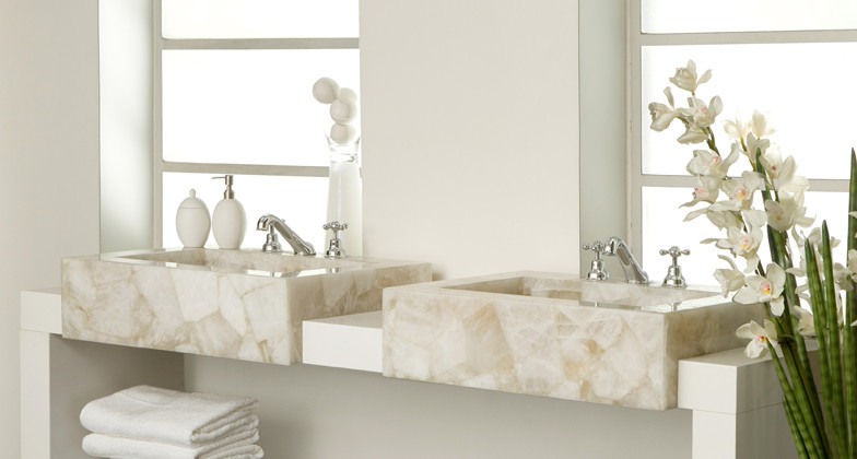 Immagine di una grande stanza da bagno padronale minimal con piastrelle bianche e pareti bianche