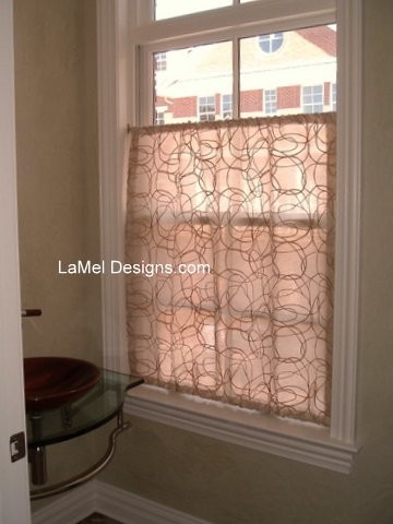 Kleines Modernes Duschbad mit Wandwaschbecken, Glaswaschbecken/Glaswaschtisch, beiger Wandfarbe und dunklem Holzboden in New York