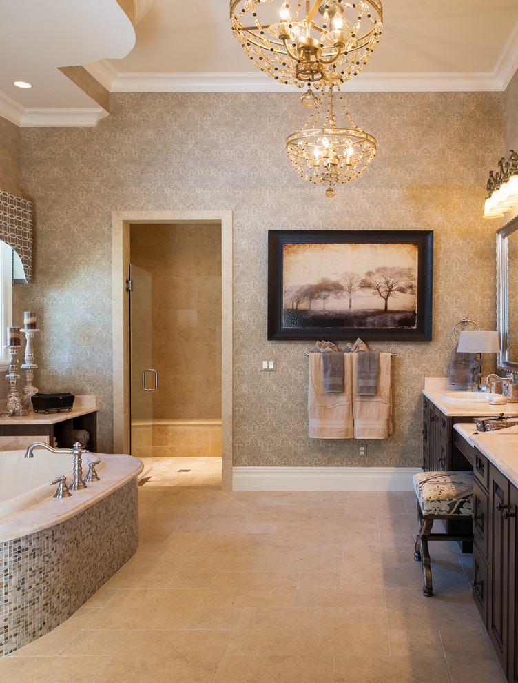 На фото: главная ванная комната в классическом стиле с темными деревянными фасадами и бежевыми стенами с