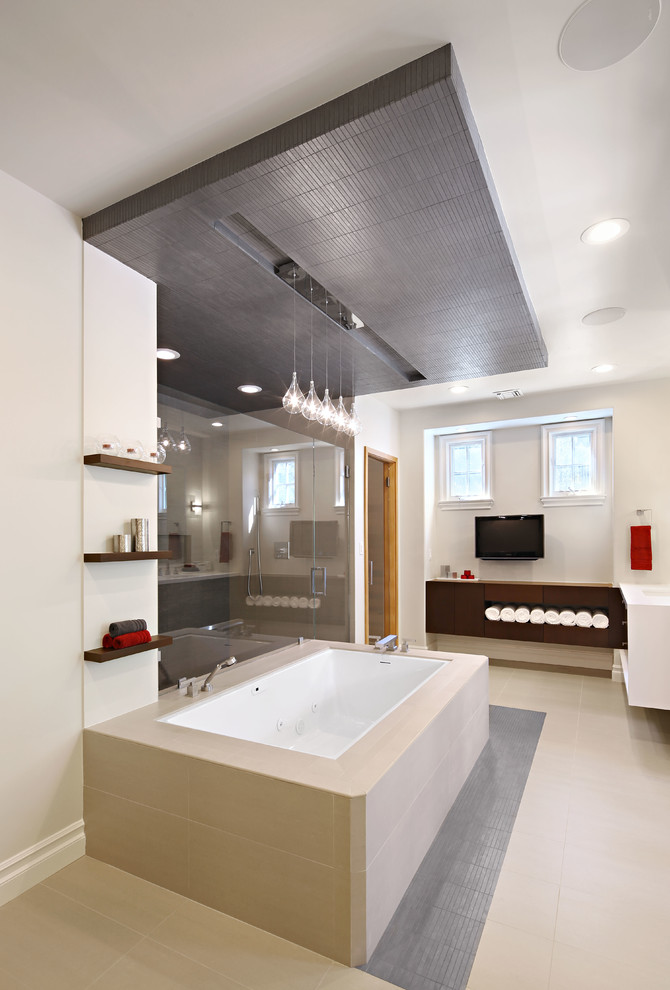 Inredning av ett modernt mellanstort en-suite badrum, med släta luckor, skåp i mörkt trä, ett undermonterat badkar, en dusch i en alkov, beige kakel, vita väggar, klinkergolv i porslin, ett integrerad handfat och bänkskiva i kvarts