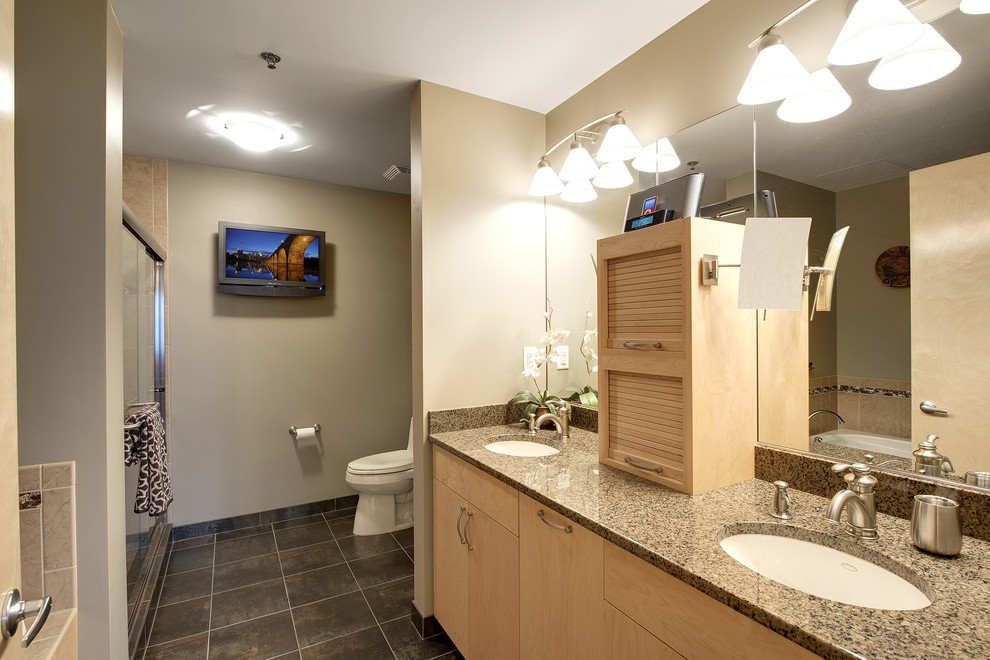 Inredning av ett modernt mellanstort en-suite badrum, med släta luckor, skåp i ljust trä, ett badkar i en alkov, en dusch i en alkov, beige väggar, skiffergolv, ett undermonterad handfat, flerfärgat golv och dusch med skjutdörr