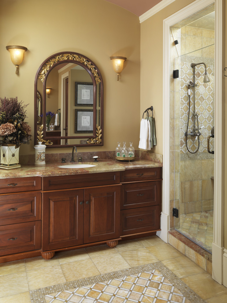 Klassisk inredning av ett litet badrum med dusch, med luckor med upphöjd panel, skåp i mellenmörkt trä, en dusch i en alkov, beige kakel, beige väggar, ett nedsänkt handfat, beiget golv och dusch med gångjärnsdörr