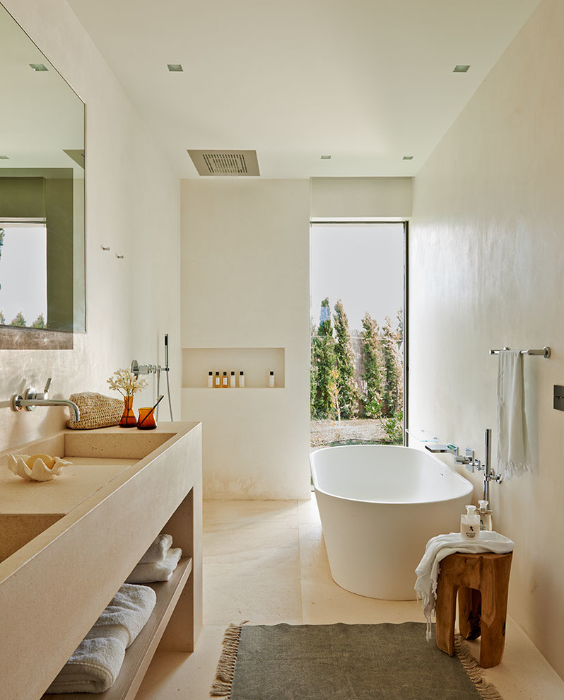 Exempel på ett stort medelhavsstil en-suite badrum, med ett fristående badkar, en öppen dusch, vita väggar, ett integrerad handfat och med dusch som är öppen