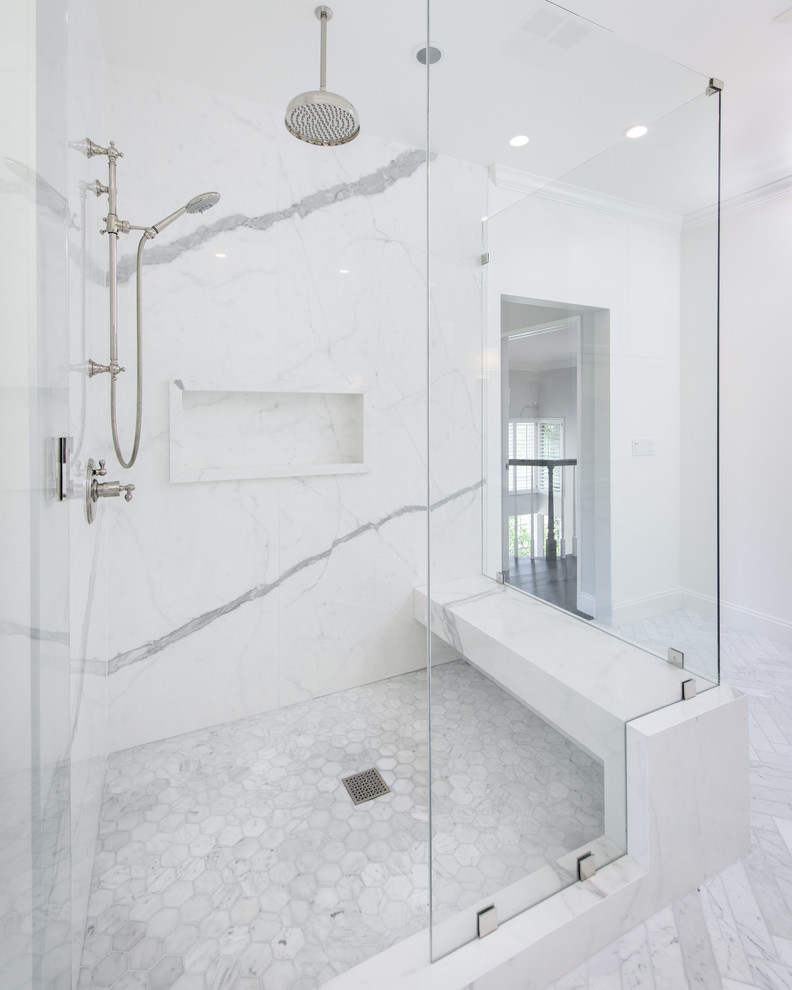 На фото: большая главная ванная комната в классическом стиле с фасадами в стиле шейкер, белыми фасадами, отдельно стоящей ванной, открытым душем, унитазом-моноблоком, белой плиткой, керамогранитной плиткой, белыми стенами, мраморным полом, консольной раковиной, столешницей из кварцита, белым полом и душем с распашными дверями