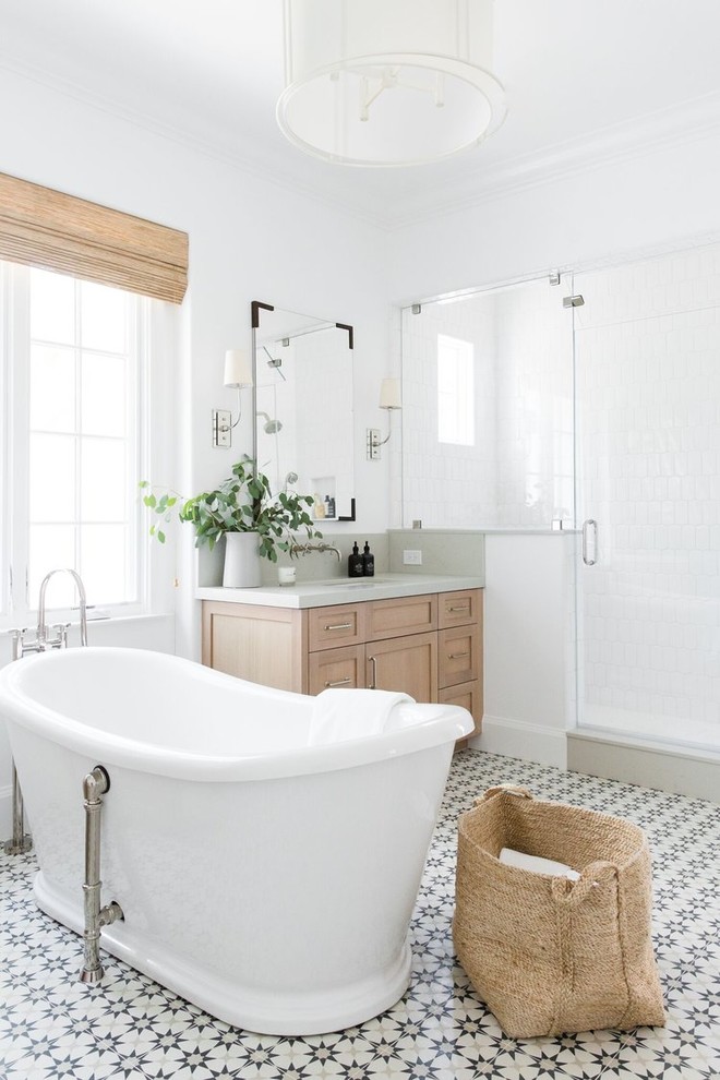 Idéer för stora vintage grått en-suite badrum, med skåp i shakerstil, skåp i ljust trä, ett fristående badkar, en dusch i en alkov, vit kakel, vita väggar, klinkergolv i keramik, flerfärgat golv, dusch med gångjärnsdörr och ett undermonterad handfat