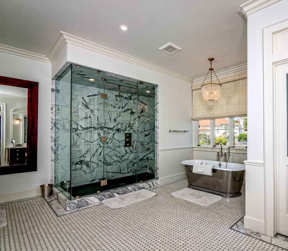 Imagen de cuarto de baño principal moderno grande con bañera exenta y ducha esquinera