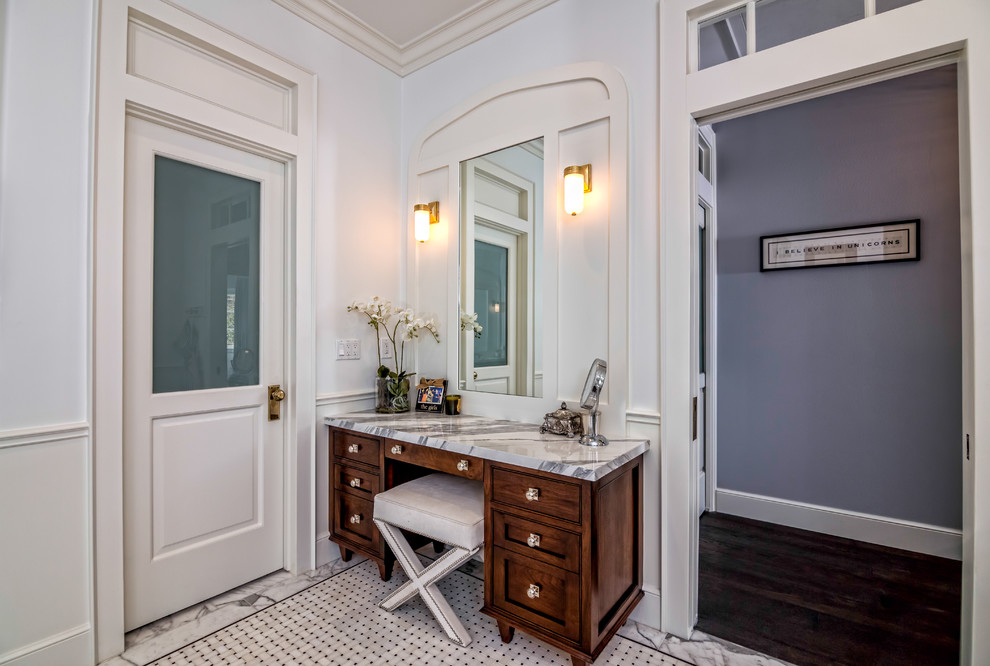 Diseño de cuarto de baño principal tradicional grande con puertas de armario de madera en tonos medios, paredes blancas, suelo con mosaicos de baldosas, suelo gris, encimeras grises y armarios con rebordes decorativos