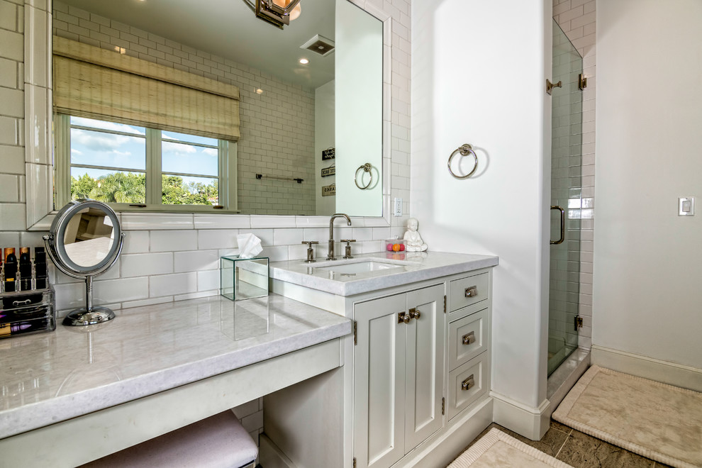 Пример оригинального дизайна: большая главная ванная комната в стиле модернизм с отдельно стоящей ванной и угловым душем