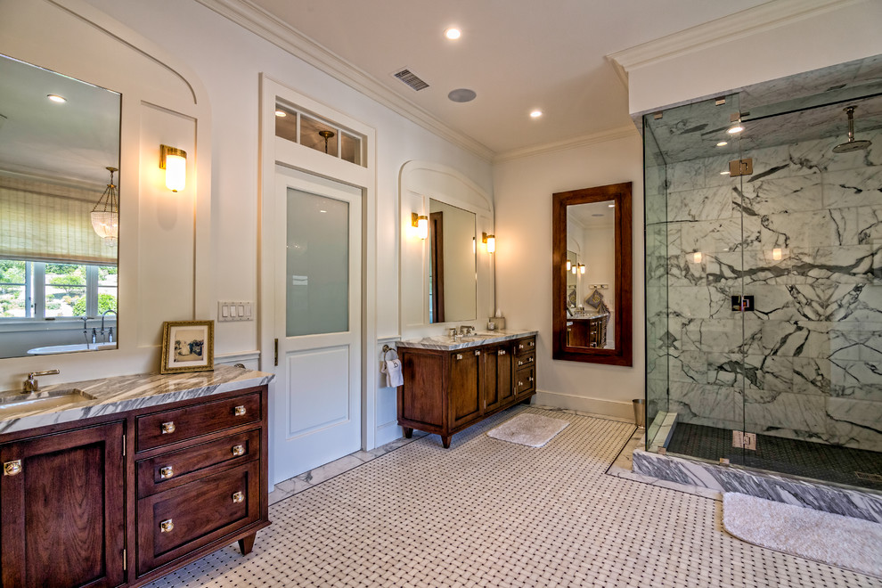 Foto de cuarto de baño principal moderno grande con bañera exenta y ducha esquinera