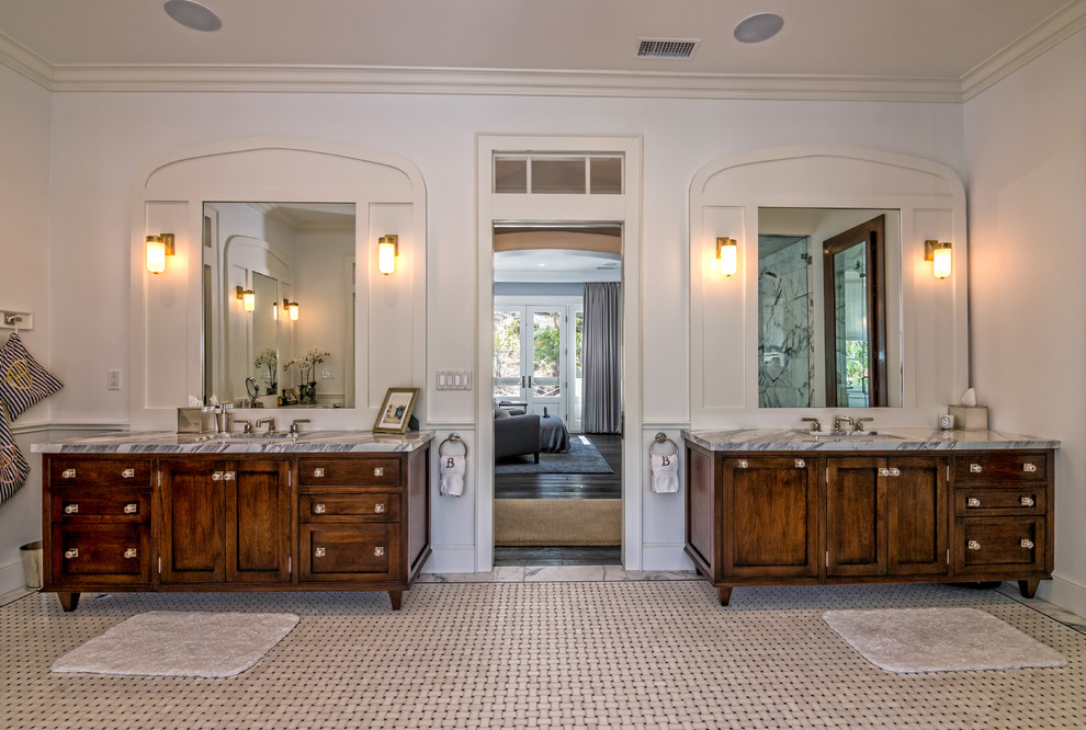 Großes Modernes Badezimmer En Suite mit freistehender Badewanne und Eckdusche in Los Angeles