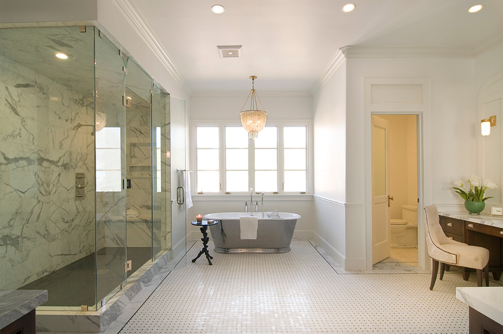 Idéer för stora vintage vitt en-suite badrum, med luckor med profilerade fronter, bruna skåp, ett fristående badkar, vita väggar, mosaikgolv, en hörndusch, grå kakel, vit kakel, marmorkakel, vitt golv och dusch med gångjärnsdörr