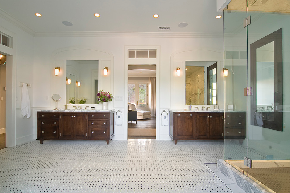 Inredning av ett klassiskt mycket stort grå grått en-suite badrum, med möbel-liknande, skåp i mörkt trä, ett fristående badkar, en dubbeldusch, en toalettstol med hel cisternkåpa, marmorkakel, vita väggar, mosaikgolv, ett nedsänkt handfat, marmorbänkskiva, vitt golv och dusch med gångjärnsdörr