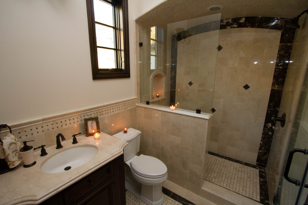 На фото: ванная комната в средиземноморском стиле
