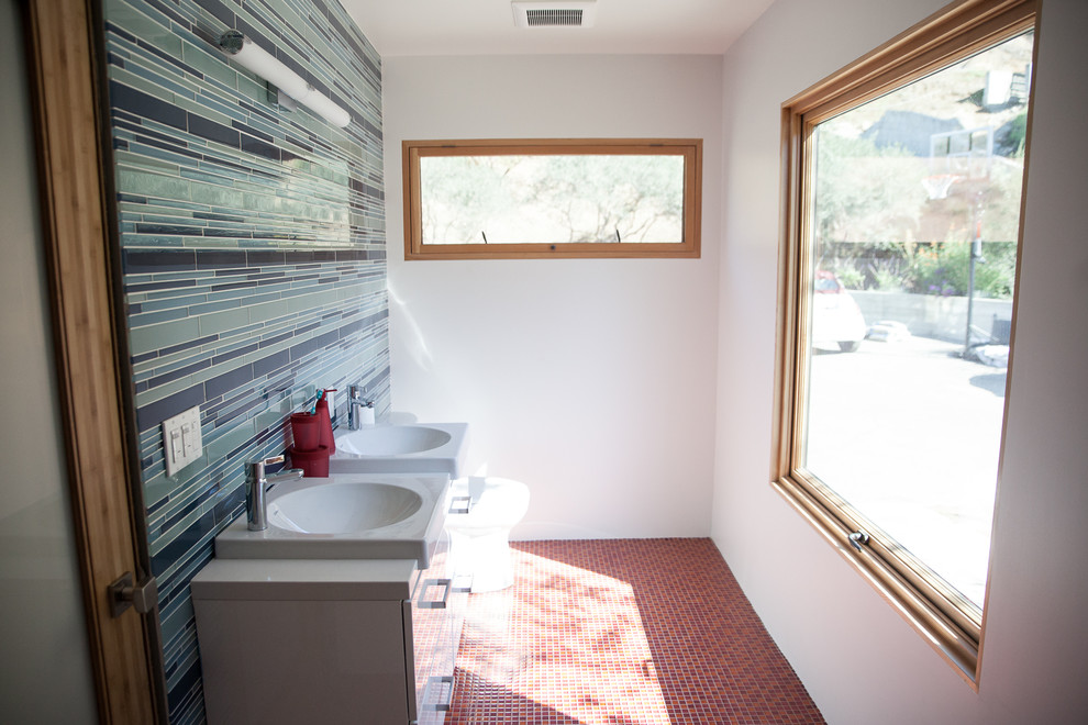 Imagen de cuarto de baño contemporáneo con baldosas y/o azulejos azules y baldosas y/o azulejos de vidrio