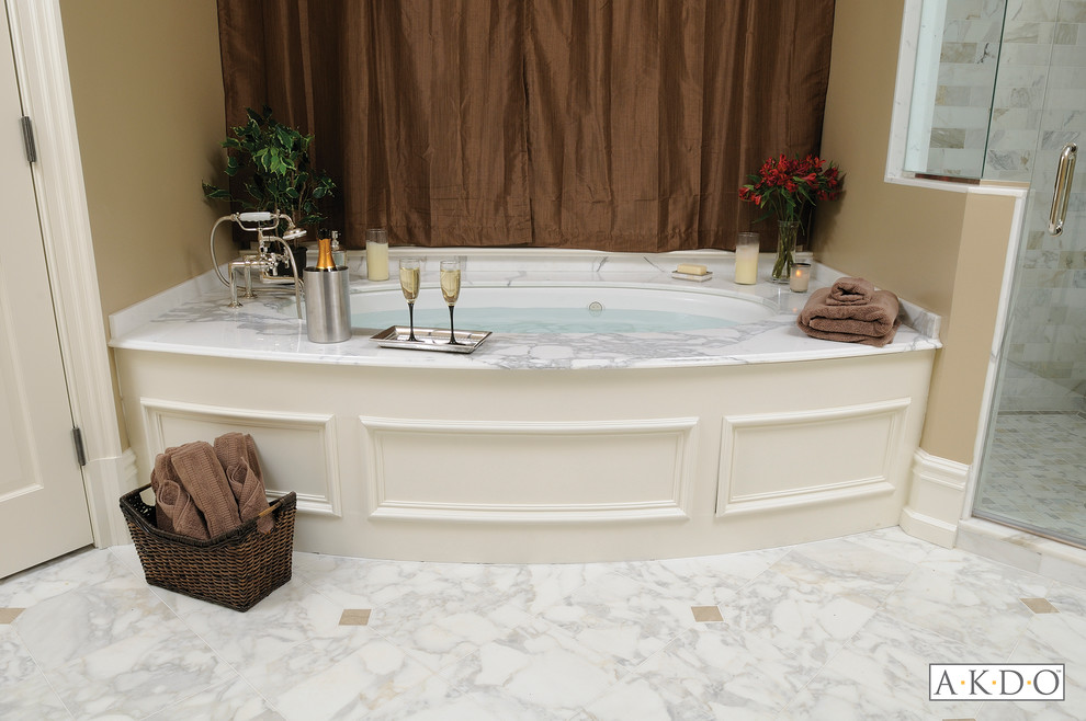 Идея дизайна: большая главная ванная комната в классическом стиле с фасадами с декоративным кантом, белыми фасадами, накладной ванной, угловым душем, белой плиткой, каменной плиткой, бежевыми стенами, мраморным полом и мраморной столешницей