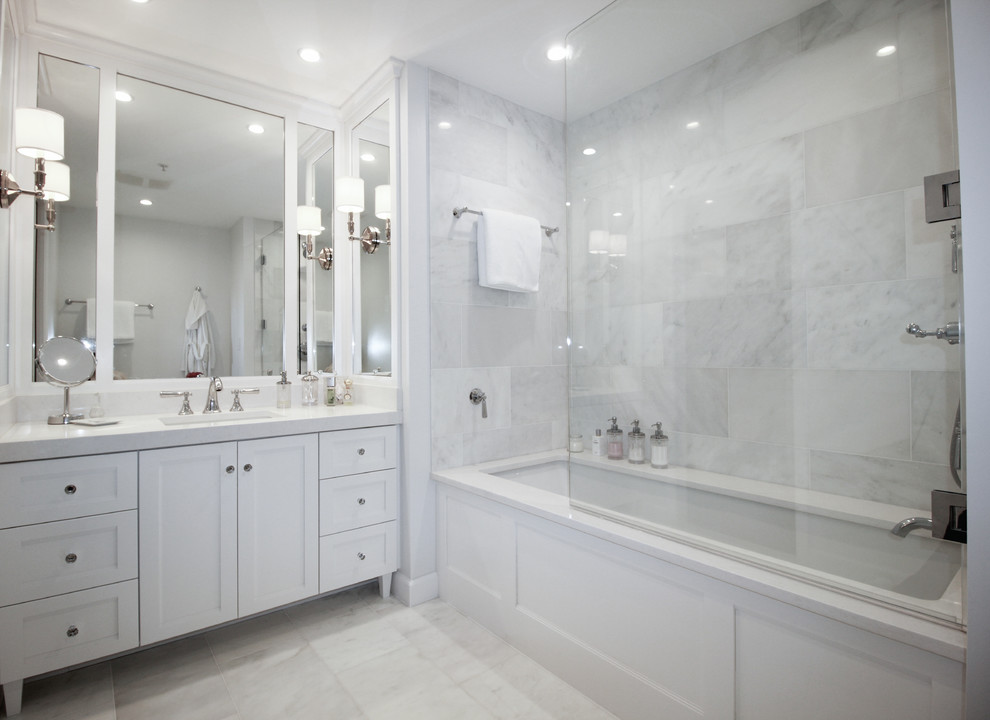 ワシントンD.C.にある広いトラディショナルスタイルのおしゃれなマスターバスルーム (白いキャビネット、コーナー型浴槽、アルコーブ型シャワー、白いタイル、大理石タイル、白い壁、大理石の床、白い床、開き戸のシャワー) の写真