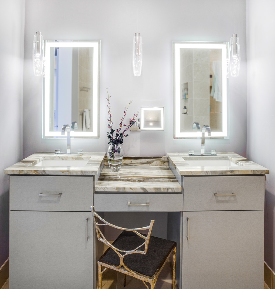 Foto de cuarto de baño clásico renovado de tamaño medio con armarios con paneles lisos, puertas de armario grises, aseo y ducha, lavabo bajoencimera, encimera de mármol y combinación de ducha y bañera