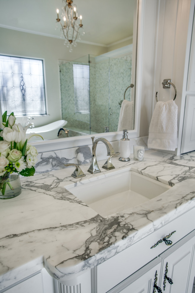 Idéer för att renovera ett mellanstort vintage en-suite badrum, med luckor med infälld panel, vita skåp, ett badkar med tassar, en hörndusch, en toalettstol med hel cisternkåpa, vit kakel, glaskakel, rosa väggar, marmorgolv, ett undermonterad handfat och marmorbänkskiva