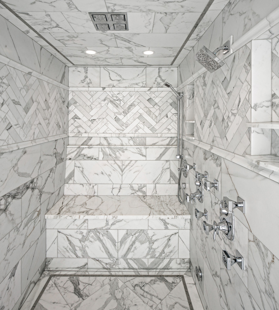 Réalisation d'une salle de bain minimaliste avec un carrelage blanc, un sol en marbre, un espace douche bain et aucune cabine.