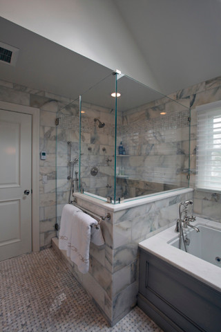 Источник вдохновения для домашнего уюта: ванная комната в стиле неоклассика (современная классика) с угловым душем, каменной плиткой, фасадами с утопленной филенкой, серыми фасадами, мраморной столешницей, полновстраиваемой ванной и белой плиткой