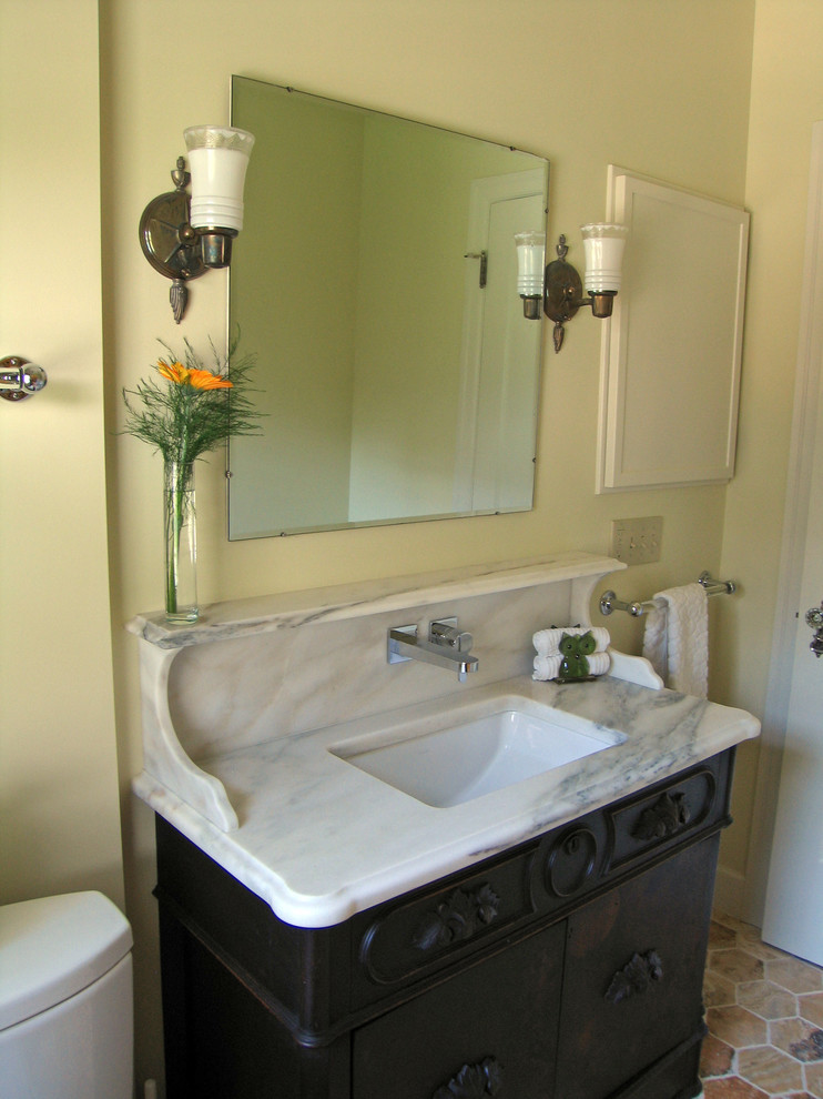Modelo de cuarto de baño tradicional con lavabo bajoencimera y encimera de mármol