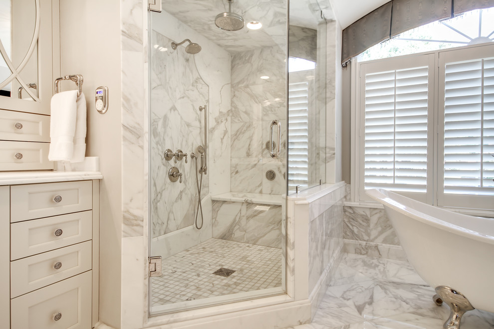 Idéer för stora vintage en-suite badrum, med ett undermonterad handfat, luckor med infälld panel, vita skåp, marmorbänkskiva, ett badkar med tassar, en hörndusch, vit kakel, stenkakel, grå väggar och marmorgolv