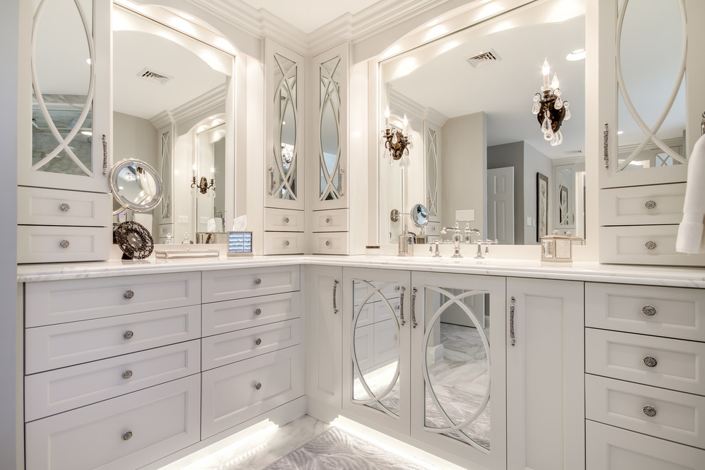 Bild på ett stort vintage en-suite badrum, med ett undermonterad handfat, luckor med infälld panel, vita skåp, marmorbänkskiva, ett badkar med tassar, en hörndusch, vit kakel, stenkakel, grå väggar och marmorgolv