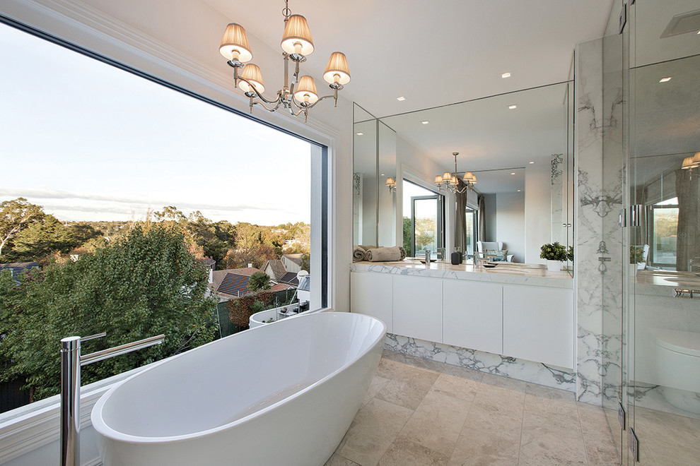 Свежая идея для дизайна: ванная комната в современном стиле с плоскими фасадами, белыми фасадами, отдельно стоящей ванной и белыми стенами - отличное фото интерьера