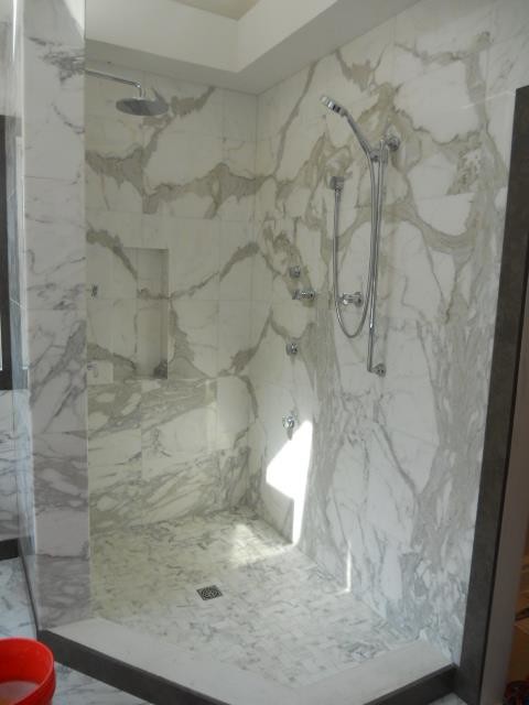 Idée de décoration pour une douche en alcôve tradition de taille moyenne avec un carrelage gris, un carrelage de pierre et un sol en marbre.