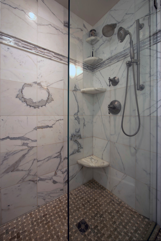 Inspiration för ett mellanstort vintage badrum, med en dusch i en alkov, grå kakel, stenkakel och klinkergolv i keramik
