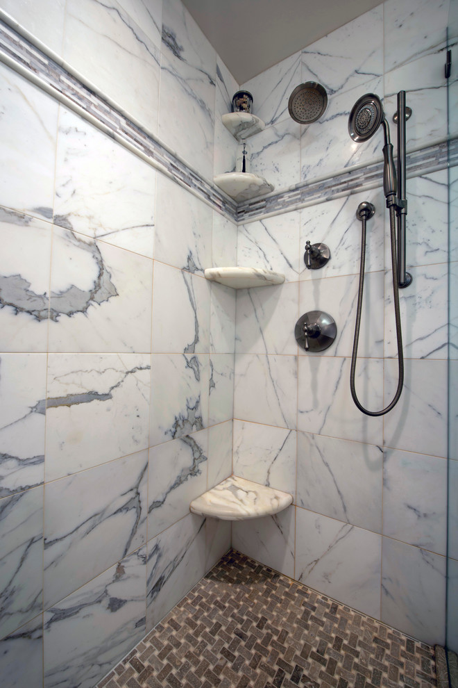 Foto de cuarto de baño tradicional renovado con ducha empotrada, baldosas y/o azulejos grises, baldosas y/o azulejos de piedra y suelo de baldosas de cerámica