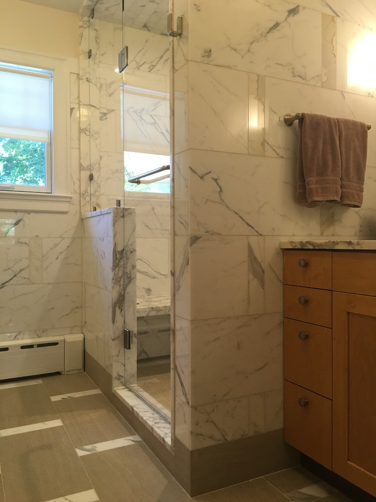 Exempel på ett mellanstort klassiskt en-suite badrum, med luckor med profilerade fronter, skåp i mellenmörkt trä, en dusch i en alkov, svart och vit kakel, stenkakel, klinkergolv i porslin och marmorbänkskiva