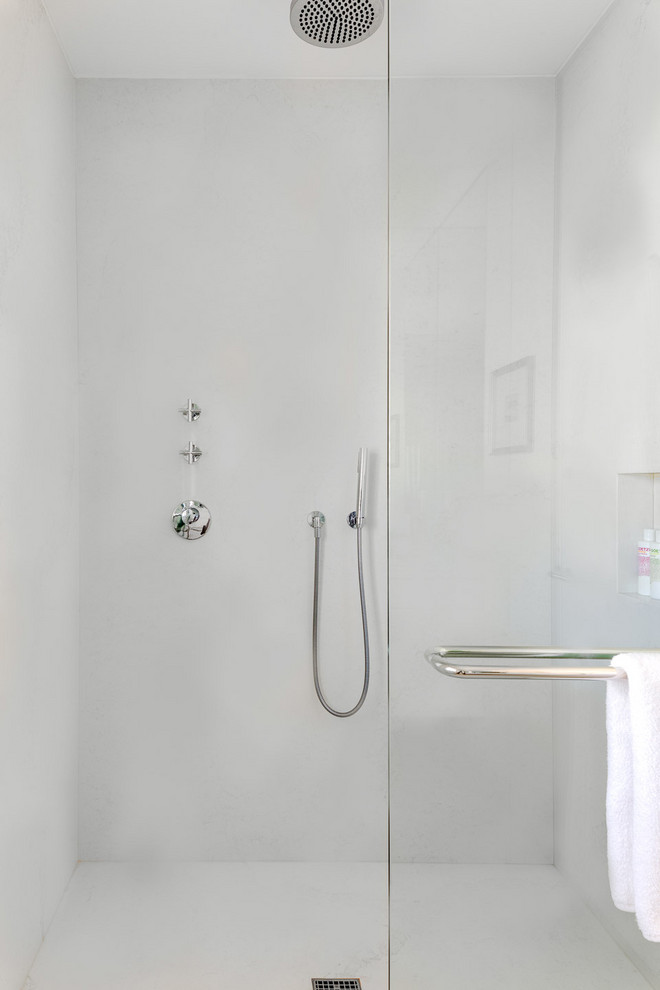 Modernes Badezimmer En Suite mit weißen Schränken, freistehender Badewanne, bodengleicher Dusche, weißen Fliesen, Steinplatten, Quarzwerkstein-Waschtisch, weißem Boden, Falttür-Duschabtrennung und weißer Waschtischplatte in Boston