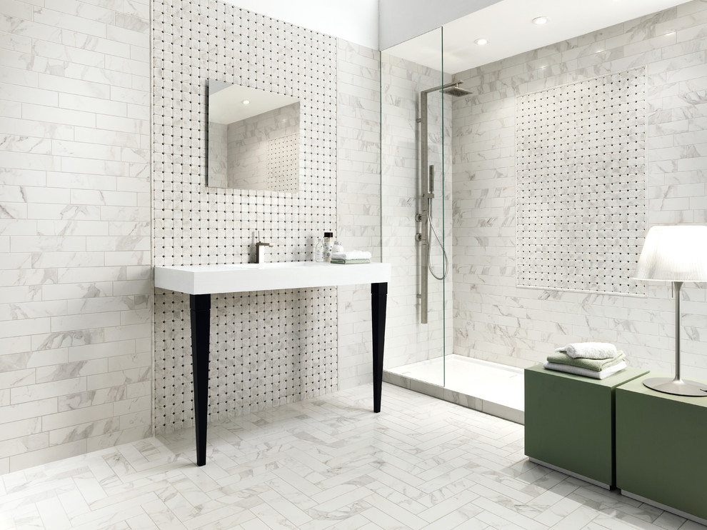 Стильный дизайн: большая ванная комната в стиле модернизм с серой плиткой, белой плиткой, плиткой кабанчик, серыми стенами, мраморным полом, душевой кабиной, монолитной раковиной, столешницей из кварцита, белым полом, душем в нише и открытым душем - последний тренд