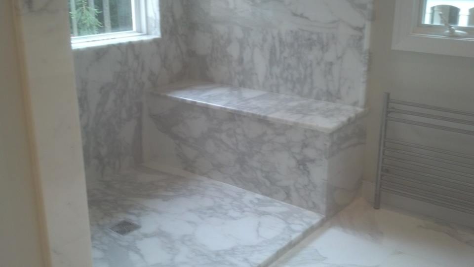 Idéer för att renovera ett mycket stort vintage en-suite badrum, med marmorbänkskiva, en öppen dusch, vit kakel, stenhäll, vita väggar och marmorgolv